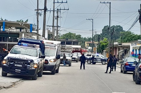 Un tramo de la avenida 20 de noviembre de Las Choapas, Ver.  fue cerrada a la circulación y algunos comercios tuvieron que ser cerrados y su personal retirado, ante la fuga de amoniaco que se registró la tarde de este miércoles en una fábrica de hielo.  Foto :Juan Manuel Jiménez García/Alerta MX
