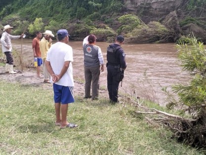 Una familia de la Ciudad de México se vio envuelta en una tragedia en la localidad El Nanche, municipio de Cuitláhuac, Ver., cuando el martes fueron a nadar al río Jamapa, pero dos menores fueron arrastrados por la corriente. Su tía trató de rescatarlos pero falleció. Este miércoles fue hallado el cuerpo de uno de los menores, falta el segundo. 