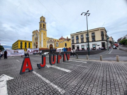 Jueves de caos vial cortesía de jubilados y pensionados que demandan se les siga contratando aseguradoras. Aseguran que sí ha habido pago de recursos, pero sólo de quienes tienen adeudos pequeños.