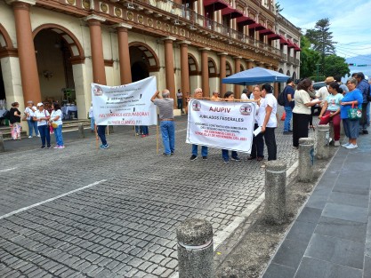 Jueves de caos vial cortesía de jubilados y pensionados que demandan se les siga contratando aseguradoras. Aseguran que sí ha habido pago de recursos, pero sólo de quienes tienen adeudos pequeños.