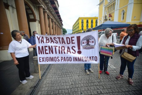 Como cada jueves, la Asociación de Jubilados y Pensionados del ISSSTE bloqueó la avenida Enríquez para exigir el pago de seguros. En días pasados, el Gobierno de Veracruz informó que no podrá pagarles el adeudo que dejó el duartismo.
