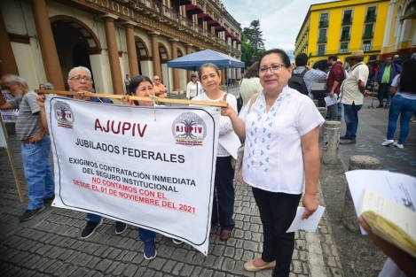 Como cada jueves, la Asociación de Jubilados y Pensionados del ISSSTE bloqueó la avenida Enríquez para exigir el pago de seguros. En días pasados, el Gobierno de Veracruz informó que no podrá pagarles el adeudo que dejó el duartismo.