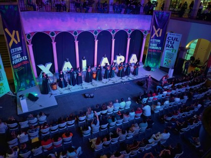 Exitoso inicio la noche de este jueves del XI Festival Internacional de Tunas Femeniles Xalapa 2024. El Palacio Municipal se llenó de ritmos románticos, pasos dobles y caribeños con las agrupaciones provenientes desde Chile hasta Puerto Rico. 