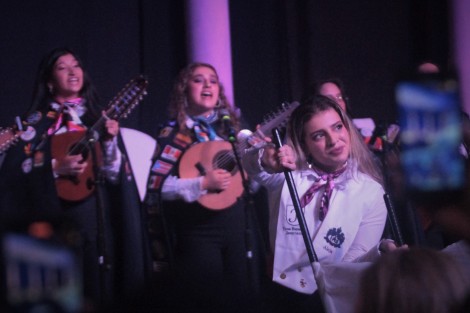 Exitoso inicio la noche de este jueves del XI Festival Internacional de Tunas Femeniles Xalapa 2024. El Palacio Municipal se llenó de ritmos románticos, pasos dobles y caribeños con las agrupaciones provenientes desde Chile hasta Puerto Rico. 