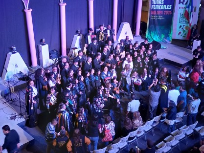 El alcalde Ricardo Ahued entregó presentes a los grupos participantes y les expresó que Xalapa es ciudad hermana de todos sus visitantes. 
