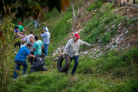 Con el objetivo de impulsar la participación ciudadana en la recuperación de los espacios públicos y lograr que Xalapa tenga una buena imagen urbana, personal del Ayuntamiento, en coordinación con habitantes de la colonia Niños Héroes, realizó una jornada más del programa Mi calle limpia, en esta zona del municipio.