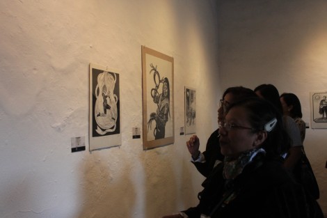 En el Centro Recreativo Xalapeño se presenta la Exposición de Grabado Trazos de una tradición, en el marco del XI Festival Internacional de Tunas Femeniles. Integrantes de Pinche Taller, de Morelia Michoacán, exponen su visión sobre el arte tunar. 