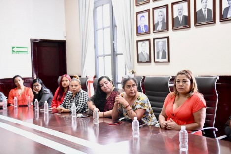 Acompañado por la directora de Salud, Olga Alarcón Ricárdez, destacó el valor de esta labor altruista y anunció acciones concretas para seguir apoyándolos: Donación de comederos; Jornadas de esterilización; Medidas de seguridad para prevenir el maltrato y abandono. 