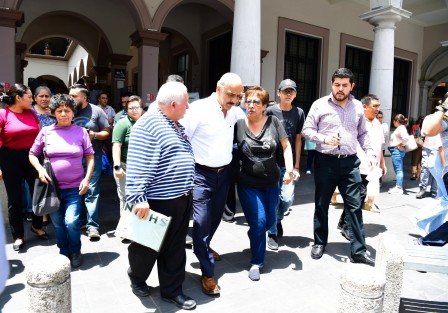 El alcalde Ricardo Ahued expuso que derivado del movimiento telúrico, se evacuó a zonas seguras como el parque Benito Juárez a cerca de 400 trabajadores del Ayuntamiento, así como a ciudadanas y ciudadanos que realizan trámites en Palacio Municipal.