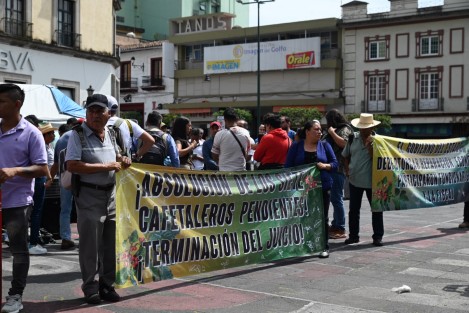 Cafetaleros acusados por la empresa Agroindustrias Unidas de México SA de CV (AMSA-ECOM) de presuntamente provocar un incendio en las bodegas de la empresa en enero de 2022 en el municipio de Ixhuatán del Café pidieron una urgente resolución al caso y que el Estado realice una disculpa y reparación del daño causado a los 12 acusados por estos hechos.