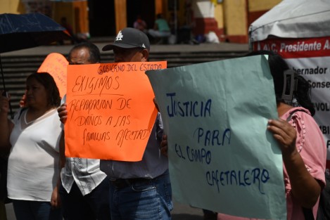 Cafetaleros acusados por la empresa Agroindustrias Unidas de México SA de CV (AMSA-ECOM) de presuntamente provocar un incendio en las bodegas de la empresa en enero de 2022 en el municipio de Ixhuatán del Café pidieron una urgente resolución al caso y que el Estado realice una disculpa y reparación del daño causado a los 12 acusados por estos hechos.