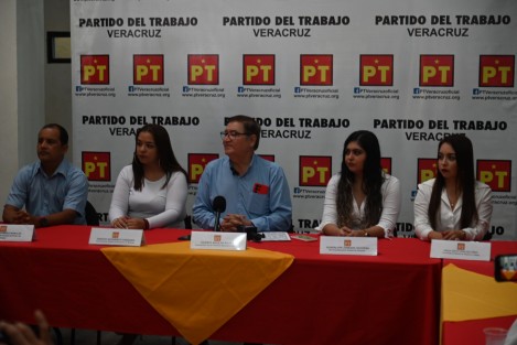 El Partido del Trabajo (PT) aplaude la nota informativa del periodista Irineo Pérez Melo sobre la competencia desleal que representan las tiendas chinas existentes en Veracruz. La denuncia al respecto del presidente de la Cámara de Comercio y Servicios Turísticos, Carlos Luna Gómez, tiene que ser atendida de inmediato. 