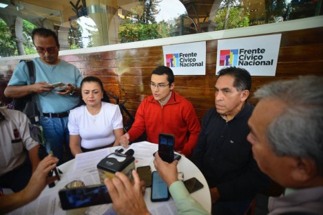 Representantes del Frente Cívico Nacional convocan a la concentración contra la sobrerrepresentación de MORENA en el Congreso, el 11 de agosto frente a las oficinas del INE.