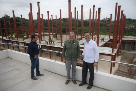 Junto al rector de la UV Dr. Martín Aguilar, el Gobernador Cuitláhuac García supervisó el nuevo teatro que construye la Universidad Veracruzana con apoyo de Gobierno del Estado para la ORTEUV, el cual será un espacio para promover la practica de las artes escénicas y que las familias veracruzanas puedan disfrutar de sano entretenimiento. 