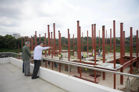 Junto al rector de la UV Dr. Martín Aguilar, el Gobernador Cuitláhuac García supervisó el nuevo teatro que construye la Universidad Veracruzana con apoyo de Gobierno del Estado para la ORTEUV, el cual será un espacio para promover la practica de las artes escénicas y que las familias veracruzanas puedan disfrutar de sano entretenimiento. 