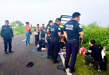9 migrantes fueron rescatados por autoridades, luego de que la camioneta en que viajaban volcó en la la carretera Coatzacoalcos-Minatitlán. 
Gregorio Antonio