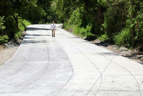 El Gobernador Cuitláhuac García recorrió obras que se realizan en los minicipios de Actopan y Alto Lucero, donde se están mejorando caminos y escuelas. 