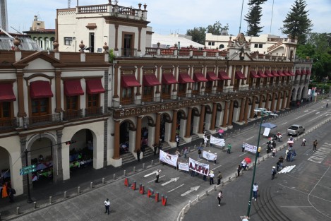 Como cada jueves desde hace dos años, afiliados a la AJUPIV bloquearon la calle Enríquez para reclamar al Gobierno el pago del seguro institucional. 