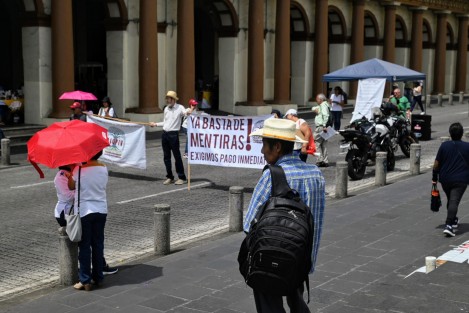 Como cada jueves desde hace dos años, afiliados a la AJUPIV bloquearon la calle Enríquez para reclamar al Gobierno el pago del seguro institucional. 