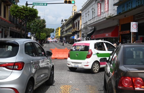 Por más de dos horas el tráfico se desquició en el centro de la capital debido al bloqueo de los pensionados. 