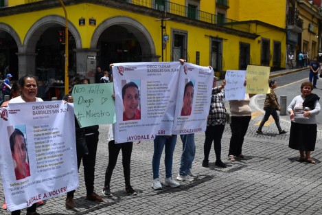 Familiares y amigos de Diego Yasmar Barrañes, profesor desaparecido en Álamo,  se manifestaron y bloquearon por algunos minutos  la calle Enríquez para exigir a las autoridades su localización y que aclaren inconsistencias como la manera en que recogieron su camioneta sin los protocolos necesarios.