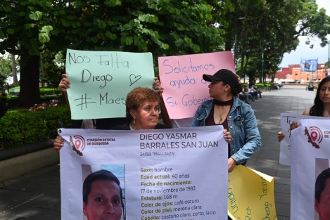 Familiares y amigos de Diego Yasmar Barrañes, profesor desaparecido en Álamo,  se manifestaron y bloquearon por algunos minutos  la calle Enríquez para exigir a las autoridades su localización y que aclaren inconsistencias como la manera en que recogieron su camioneta sin los protocolos necesarios.