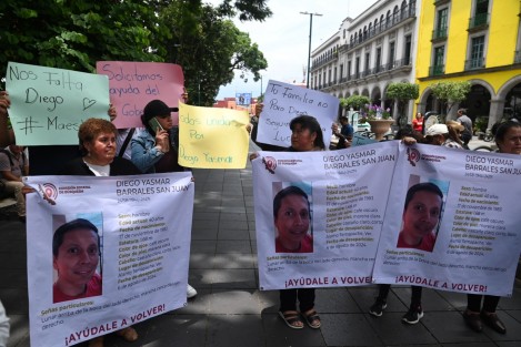 Familiares y amigos de Diego Yasmar Barrañes, profesor desaparecido en Álamo,  se manifestaron y bloquearon por algunos minutos  la calle Enríquez para exigir a las autoridades su localización y que aclaren inconsistencias como la manera en que recogieron su camioneta sin los protocolos necesarios.