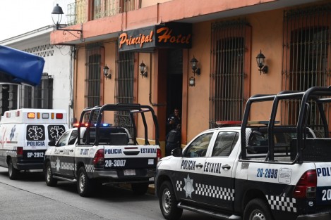 Elementos de la SSP y policía municipal acudieron al Hotel Principal, en la calle Hidalgo, en el centro de la ciudad de Xalapa, por una mujer en estado inconveniente que se negaba a dejar el lugar y habría amenazado inicialmente con quitarse la vida con un cuchillo, y posteriormente a los uniformados.