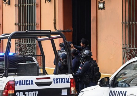 Cerca de las 11:00 horas, la mujer de nombré Zoe  fue sacada por los policías  y traslada en  ambulancia a un hospital.