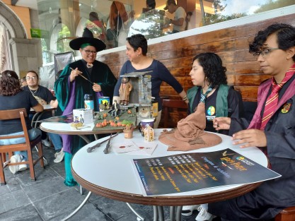 Potter manía 2: Por su parte un grupo de jóvenes emprendedores (Estaciones Bazar) organizan para el domingo próximo en el Casino Xalapeño su expo venta  de Harry Potter, en se ofrecerán artículos de microempresarios locales con la temática de Harry Potter. 