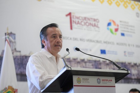 La estrategia política y económica de la Cuarta Transformación, llamada Humanismo Mexicano, abate la desigualdad, el rezago y la corrupción de los gobiernos neoliberales; Veracruz no sólo tiene récord de obras sino también el reconocimiento nacional en materia de transparencia y un 106 por ciento más ingresos propios que en 2018, afirmó el gobernador Cuitláhuac García Jiménez durante el primer Encuentro Nacional de subsecretarios de Ingreso y Egresos, en el marco del Modelo Hacendario Estatal para la Cohesión Social. 