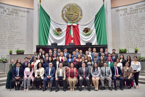 En Veracruz habita el 6 por ciento de la población joven de México, presencia que debe garantizar el irrestricto ejercicio y cumplimento de sus derechos y libertades, aseguró la presidenta de la Mesa Directiva de la LXVI Legislatura, diputada Adriana Esther Martínez Sánchez, con motivo del XIX Parlamento Juvenil, realizado los días 8 y 9 de agosto en el Palacio Legislativo.