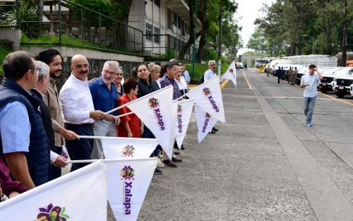El presidente municipal Ricardo Ahued Bardahuil hizo entrega de 30 nuevos vehículos operativos a distintas dependencias del Ayuntamiento, una inversión de casi 36 millones de pesos que refleja el compromiso con la transparencia y la eficiencia en el uso de recursos públicos. 