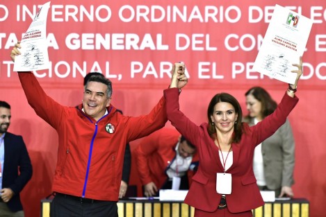 Ex dirigentes del partido tricolor calificaron el proceso que mantendría en la dirigencia del PRI a Alejandro Moreno por otros cuatro años. como una farsa.