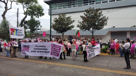 Como en otras ciudades del país, la llamada Marea Rosa acudió este domingo en Xalapa, Ver., a las oficinas del INE a inconformarse con lo que sería una sobrerrepresentación en el Congreso, del bloque de la 4T.
