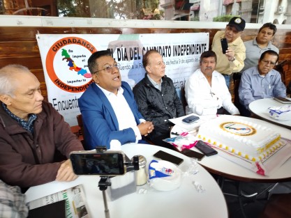 Marcos Salas, secretario del Consejo General de Ciudadanos Independientes, junto con compañeros, celebró el Día del Candidato Independiente.