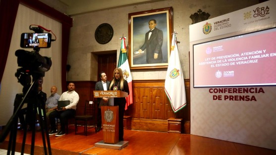 La Directora del DIF Estatal, Rebeca Quintanar Barceló, anunció que el Proyecto de Ley de Prevención, Atención y Asistencia de la Violencia Familiar en el Estado de Veracruz, enviado por el Gobernador Ing. Cuitláhuac García Jiménez, ha sido aprobado y ya está en vigor.  