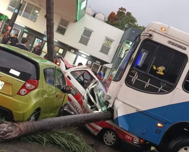 La tarde de este domingo, un autobús de la Cooperativa Ixhuatancillo impactó violentamente al taxi número 691 de Orizaba, dejándolo atrapado debajo de la pesada unidad. El conductor debió ser rescatado y trasladado a un hospital para su atención. 