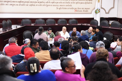 a atención a las necesidades de la población es una prioridad del Ayuntamiento y, por ello, desde las 7:00 horas de este lunes, el presidente municipal Ricardo Ahued Bardahuil inició una jornada más del Programa Audiencias Ciudadanas en la Sala de Cabildo.

