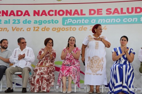 La presidenta del Congreso del Estado, diputada Adriana Esther Martínez Sánchez, y la presidenta de la Comisión Permanente de Salud y Asistencia de la LXVI Legislatura, diputada Margarita Corro Mendoza, asistieron al inicio de la Jornada Nacional de Salud Pública, que se realiza los días 12, 13 y 14 de agosto, en la ciudad de Tuxpan, Veracruz. 