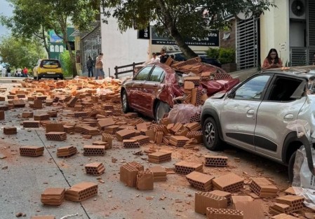 Un camión que transportaba tabiques se quedó sin frenos y provocó aparatoso accidente a la altura de Terraza Cumbres justo atrás de las oficinas centrales de la  SEV. Tres vehículos que se encontraban estacionados sufrieron daños. 