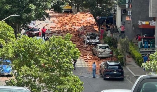 Un camión que transportaba tabiques se quedó sin frenos y provocó aparatoso accidente a la altura de Terraza Cumbres justo atrás de las oficinas centrales de la  SEV. Tres vehículos que se encontraban estacionados sufrieron daños. 