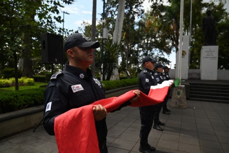 Este martes se izó la bandera en el asta del parque Juárez, de Xalapa,  en conmemoración del 110 aniversario de la firma de los acuerdos de Teoloyucan, que estipulaban la entrega de la ciudad de México al ejército revolucionario y la disolución del ejército federal. 