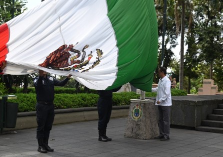 Este martes se izó la bandera en el asta del parque Juárez, de Xalapa,  en conmemoración del 110 aniversario de la firma de los acuerdos de Teoloyucan, que estipulaban la entrega de la ciudad de México al ejército revolucionario y la disolución del ejército federal. 