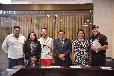 La diputada Norma Leonor Victoria Mendoza González, el legislador José Magdaleno Rosales Torres y el diputade Ky Durán Chincoya recibieron de parte de la Capellanía Armada Mundial de Paz México un reconocimiento por su entrega y contribución al trabajo legislativo en defensa de los derechos humanos en pro de las y los veracruzanos. 