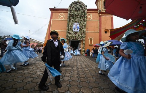 En Miahuatlán, Veracruz, celebraron sus tradicionales fiestas en honor a la Virgen de la Asunción,  del 14 al 16 de agosto. Durante estos días, los pobladores muestran parte de su cultura y gastronomía. Ejemplo de esto son los tamales conocidos como chocos, hechos de masa agria, acompañados con mole.