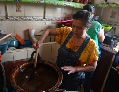 En Miahuatlán, Veracruz, celebraron sus tradicionales fiestas en honor a la Virgen de la Asunción,  del 14 al 16 de agosto. Durante estos días, los pobladores muestran parte de su cultura y gastronomía. Ejemplo de esto son los tamales conocidos como chocos, hechos de masa agria, acompañados con mole.