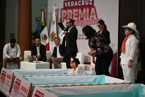Cinco automóviles, 10 motocicletas y 50 computadoras portátiles, con un valor total de 2 millones 305 mil 675 pesos, son la recompensa a la puntualidad de los 694 mil 408 veracruzanos que pagaron sus Derechos de Control Vehicular del 1 de enero al 30 de junio. 