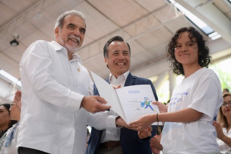 El mandatario fungió como invitado de honor a dar la bienvenida a los alumnos de nuevo ingreso para el periodo escolar agosto 2024-enero 2025. El emblemático Nido del Halcón fue el escenario que albergó a cerca de 2 mil estudiantes de la región Xalapa, docentes y autoridades universitarias en dicha ceremonia. 