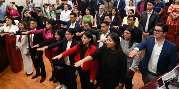  Este Ayuntamiento establecerá récord en construcción de obra pública y trabajo en favor de la sociedad y la juventud, pues su único objetivo es servir a la población, afirmó el alcalde Ricardo Ahued Bardahuil, durante la toma de protesta y entrega de constancias a las y los integrantes del Décimo Cabildo Juvenil.